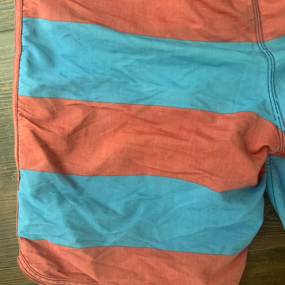 Men's Quiksilver Board Shorts Red And Blue Stripes Checkered Size 30 - Picture 9 of 12